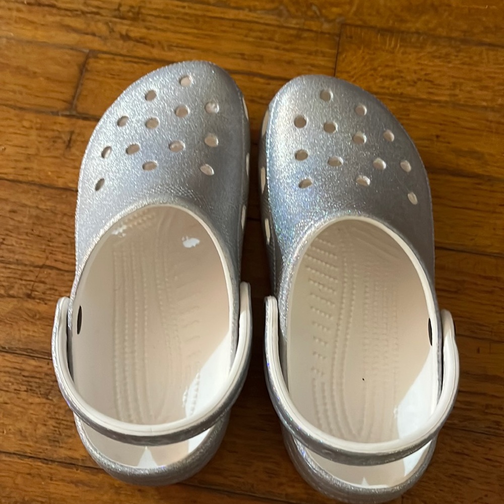 Crocs women’s 8 men’s size 6
